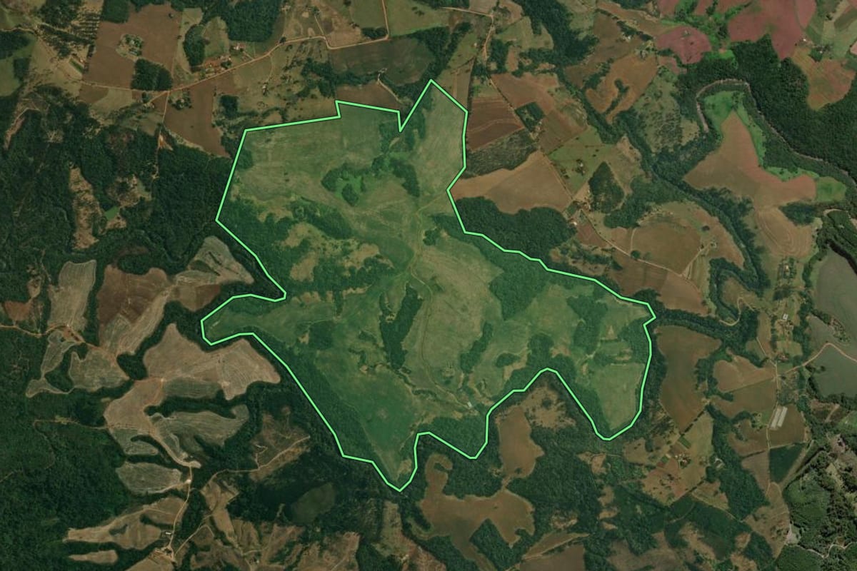 Imagem de satélite do imóvel rural em Tamarana (PR), com o contorno declarado no CAR desenhado por cima.