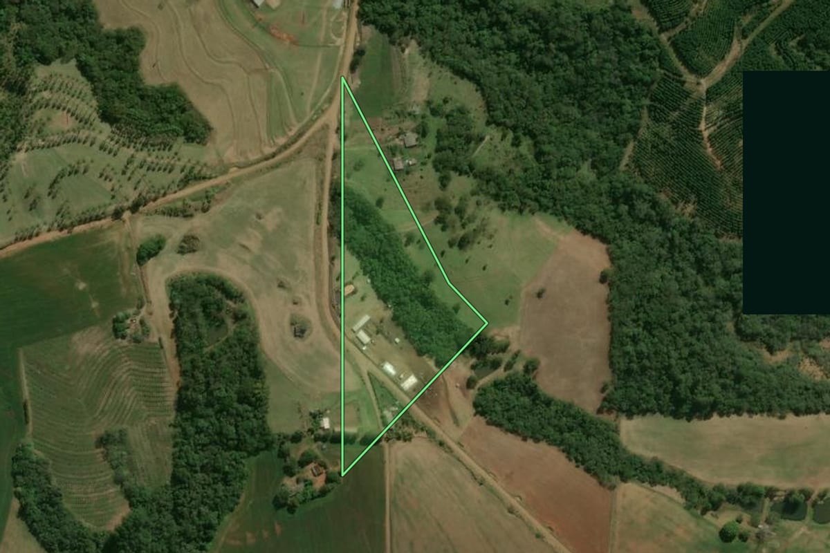 Imagem de satélite do imóvel rural em Tamarana (PR), com o contorno declarado no CAR desenhado por cima.