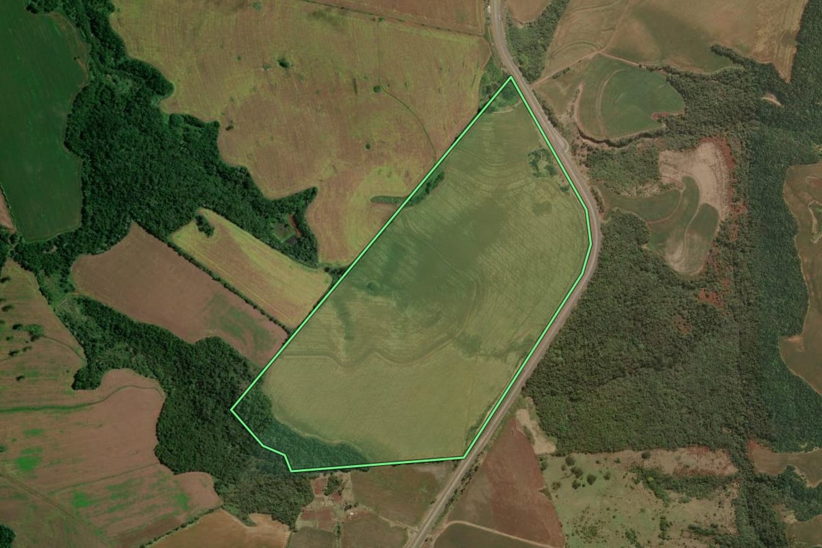 Imagem de satélite do imóvel rural em Tamarana (PR), com o contorno declarado no CAR desenhado por cima.