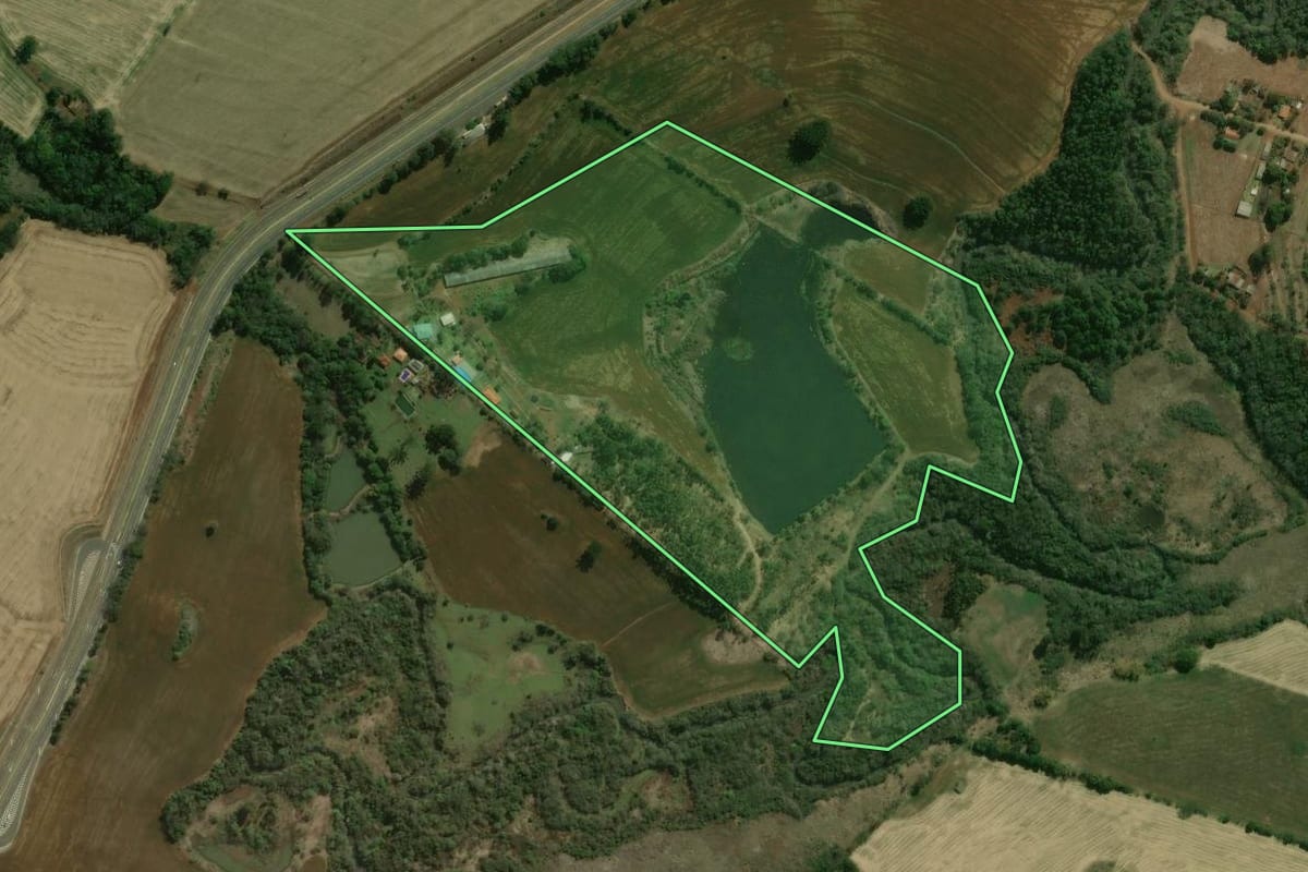 Imagem de satélite do imóvel rural em Tamarana (PR), com o contorno declarado no CAR desenhado por cima.