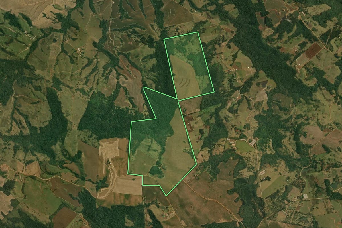 Imagem de satélite do imóvel rural em Tamarana (PR), com o contorno declarado no CAR desenhado por cima.