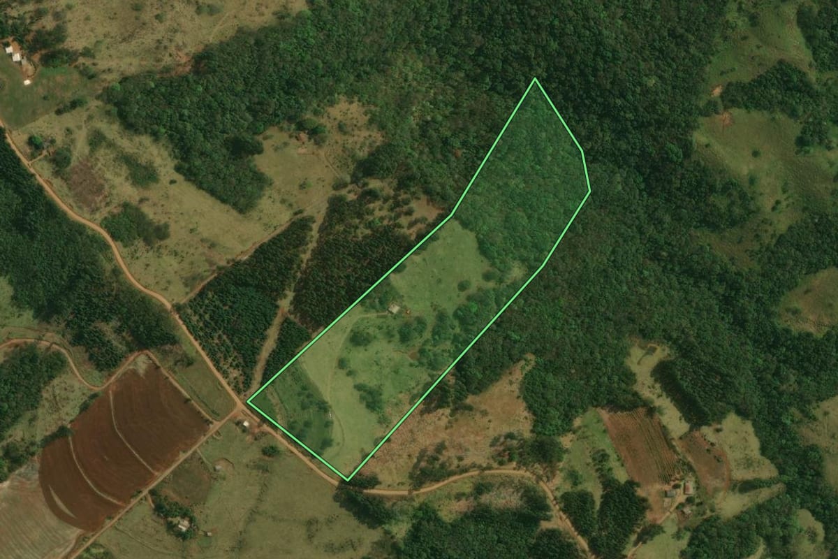 Imagem de satélite do imóvel rural em Tamarana (PR), com o contorno declarado no CAR desenhado por cima.