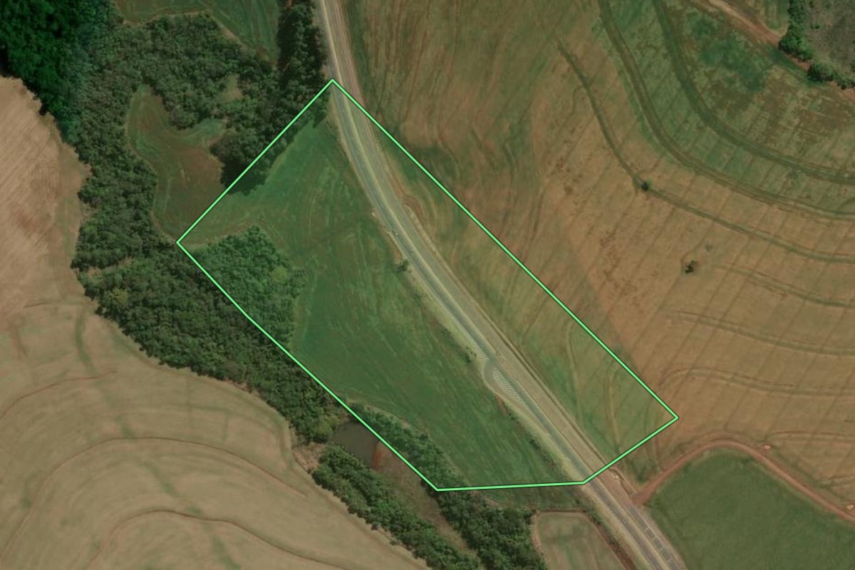 Imagem de satélite do imóvel rural em Tamarana (PR), com o contorno declarado no CAR desenhado por cima.