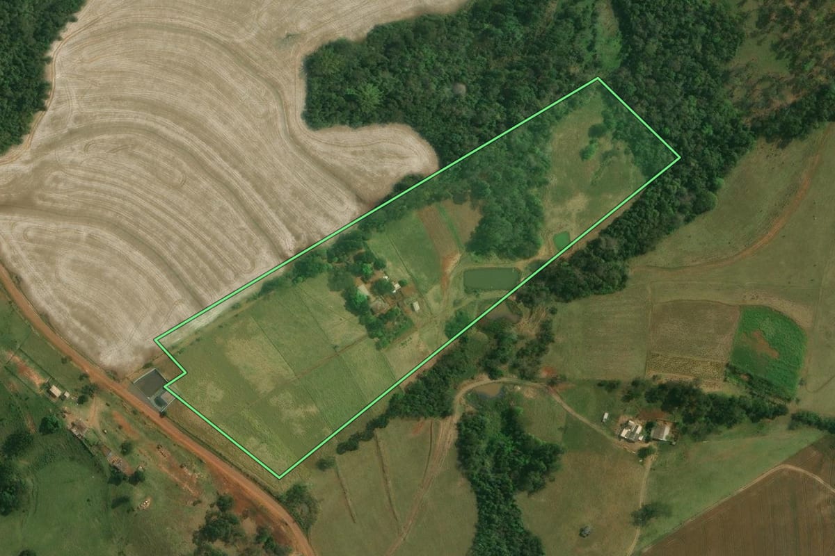 Imagem de satélite do imóvel rural em Tamarana (PR), com o contorno declarado no CAR desenhado por cima.