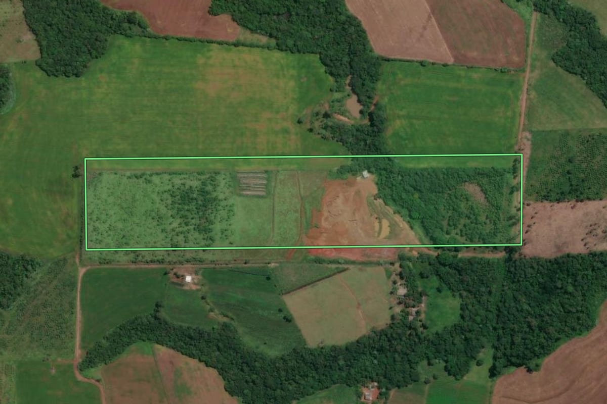 Imagem de satélite do imóvel rural em Tamarana (PR), com o contorno declarado no CAR desenhado por cima.