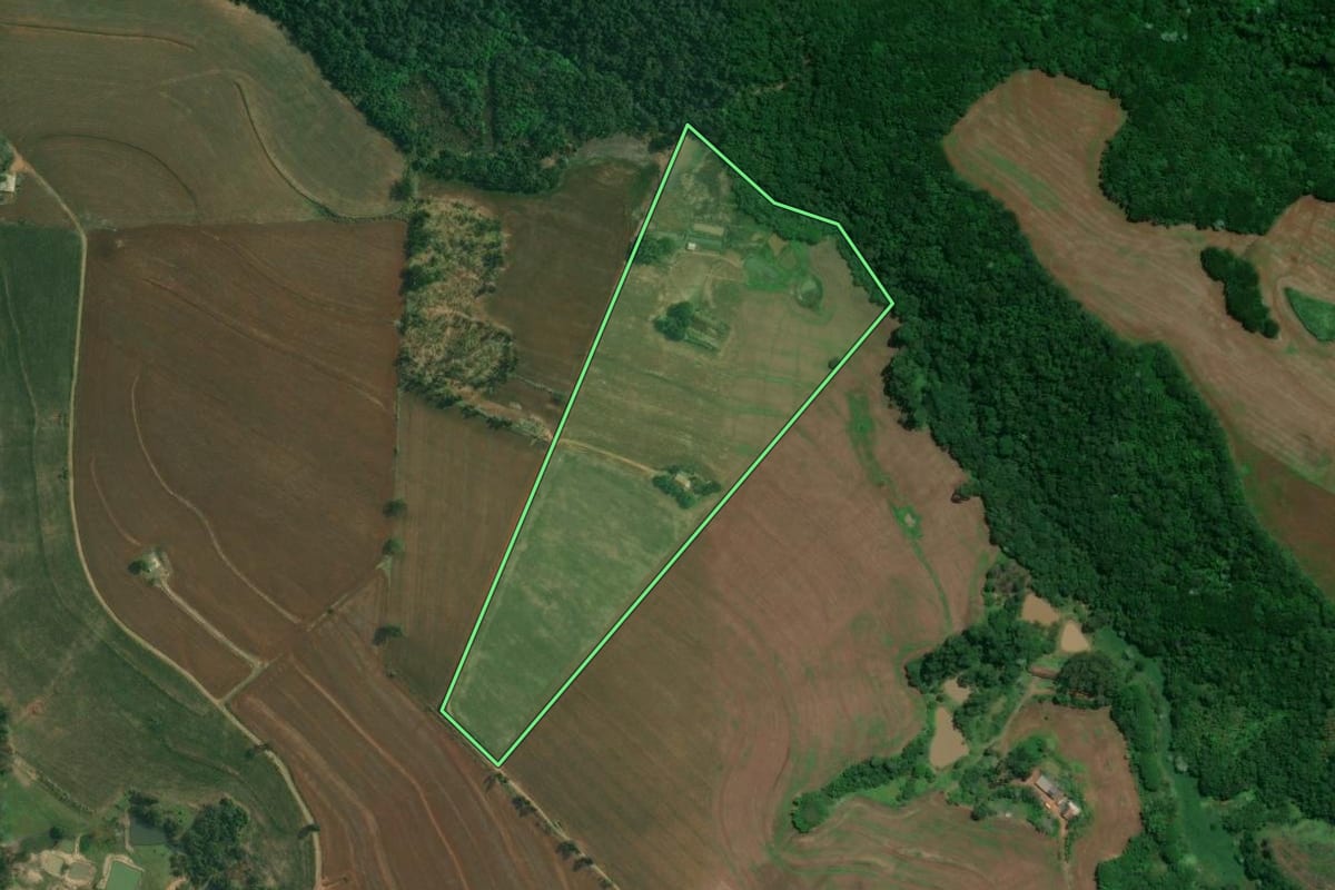 Imagem de satélite do imóvel rural em Tamarana (PR), com o contorno declarado no CAR desenhado por cima.