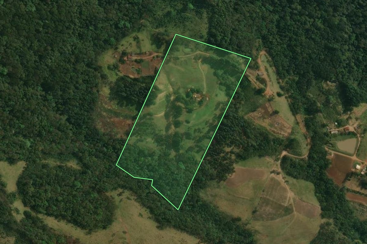 Imagem de satélite do imóvel rural em Tamarana (PR), com o contorno declarado no CAR desenhado por cima.