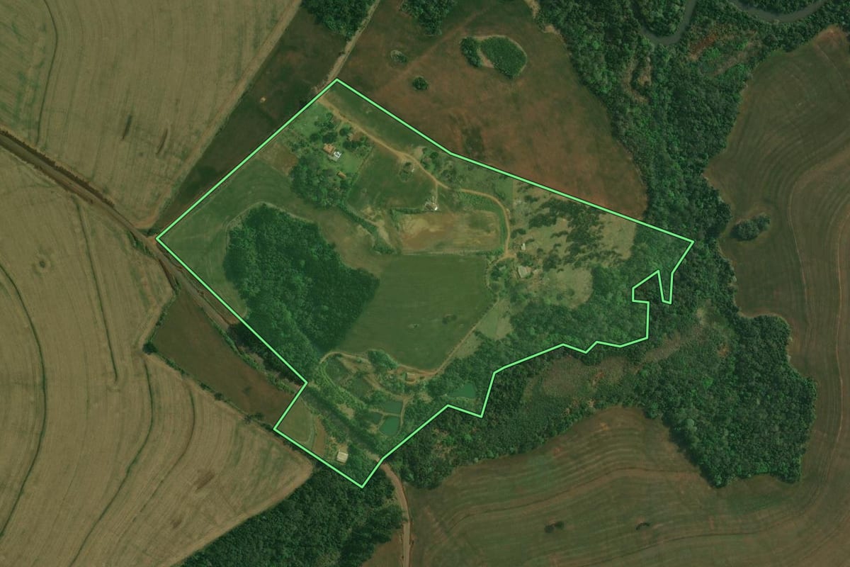 Imagem de satélite do imóvel rural em Tamarana (PR), com o contorno declarado no CAR desenhado por cima.