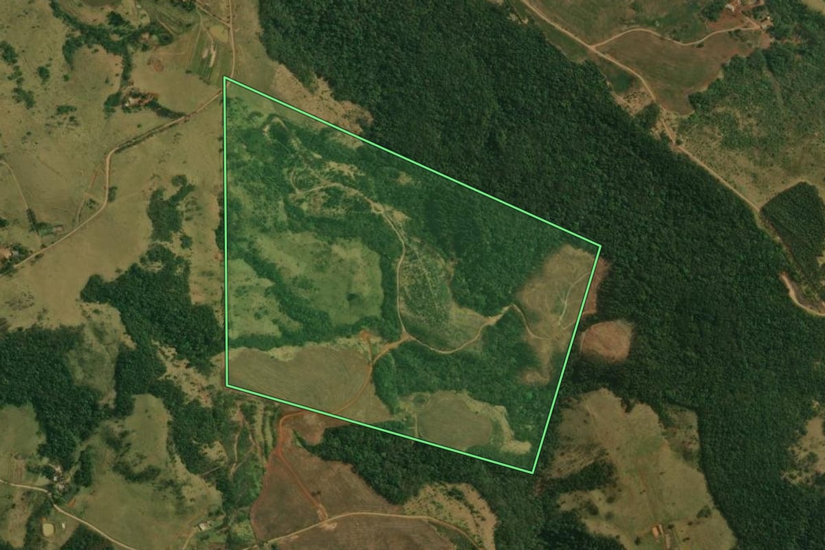 Imagem de satélite do imóvel rural em Tamarana (PR), com o contorno declarado no CAR desenhado por cima.