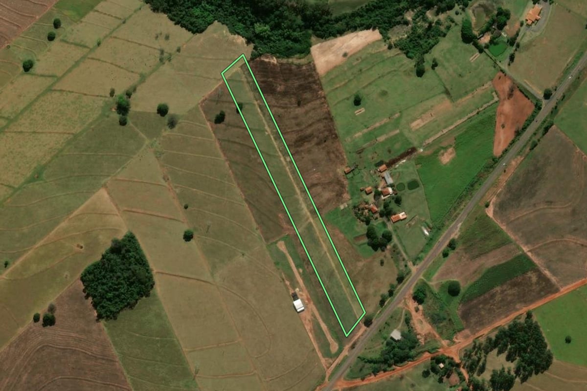 Imagem de satélite do imóvel rural em Tamboara (PR), com o contorno declarado no CAR desenhado por cima.