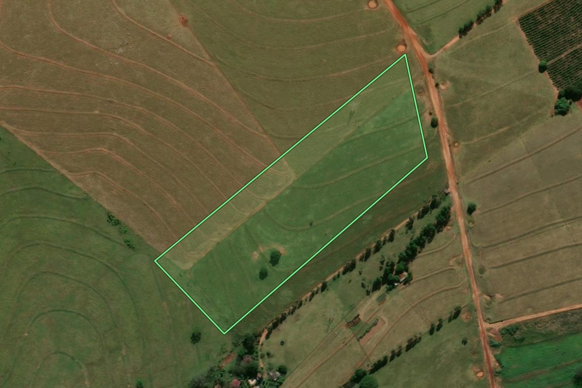 Imagem de satélite do imóvel rural em Tamboara (PR), com o contorno declarado no CAR desenhado por cima.