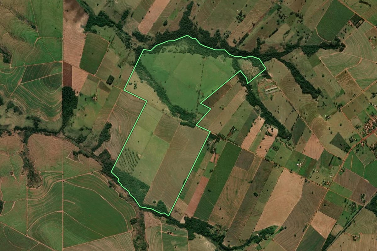 Imagem de satélite do imóvel rural em Tamboara (PR), com o contorno declarado no CAR desenhado por cima.