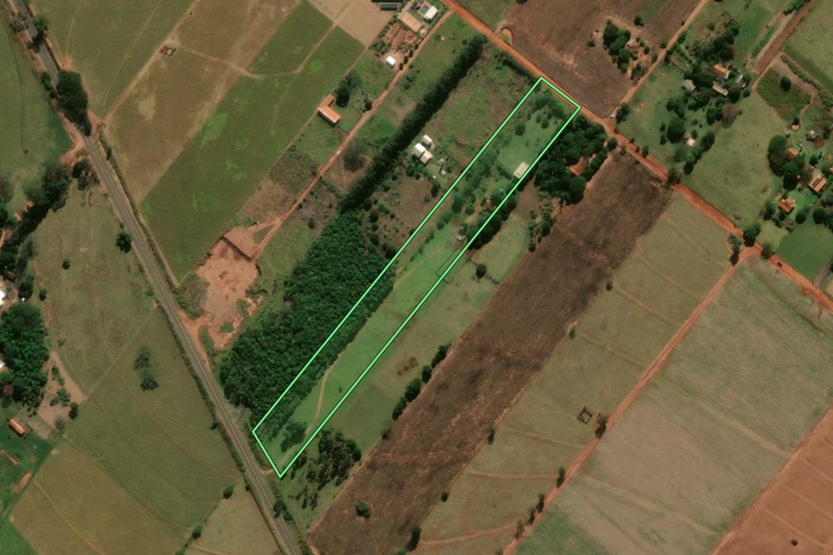 Imagem de satélite do imóvel rural em Tamboara (PR), com o contorno declarado no CAR desenhado por cima.