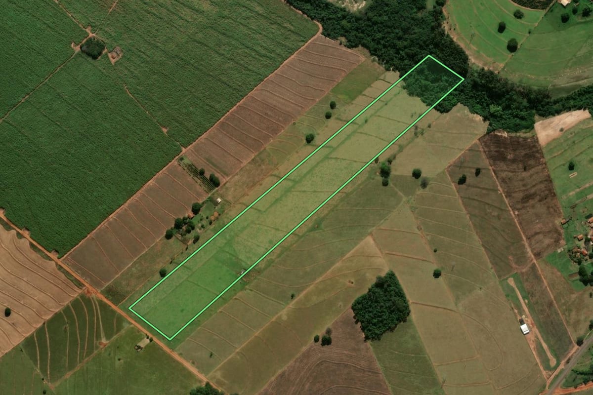 Imagem de satélite do imóvel rural em Tamboara (PR), com o contorno declarado no CAR desenhado por cima.