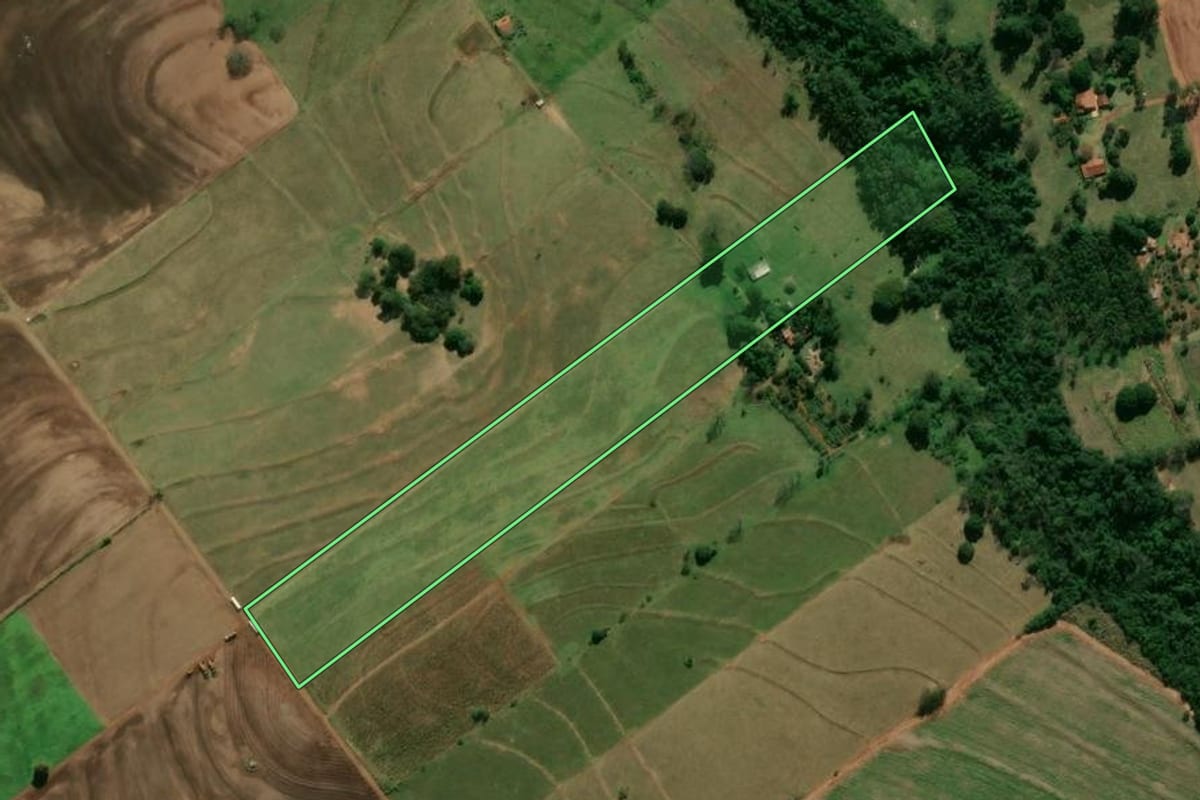 Imagem de satélite do imóvel rural em Tamboara (PR), com o contorno declarado no CAR desenhado por cima.