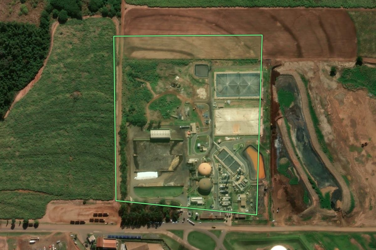 Imagem de satélite do imóvel rural em Tamboara (PR), com o contorno declarado no CAR desenhado por cima.