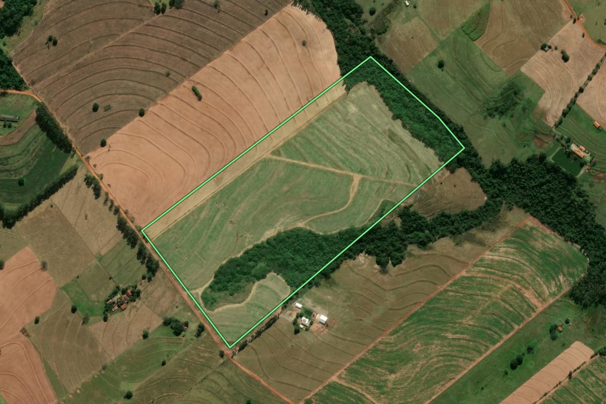 Imagem de satélite do imóvel rural em Tamboara (PR), com o contorno declarado no CAR desenhado por cima.