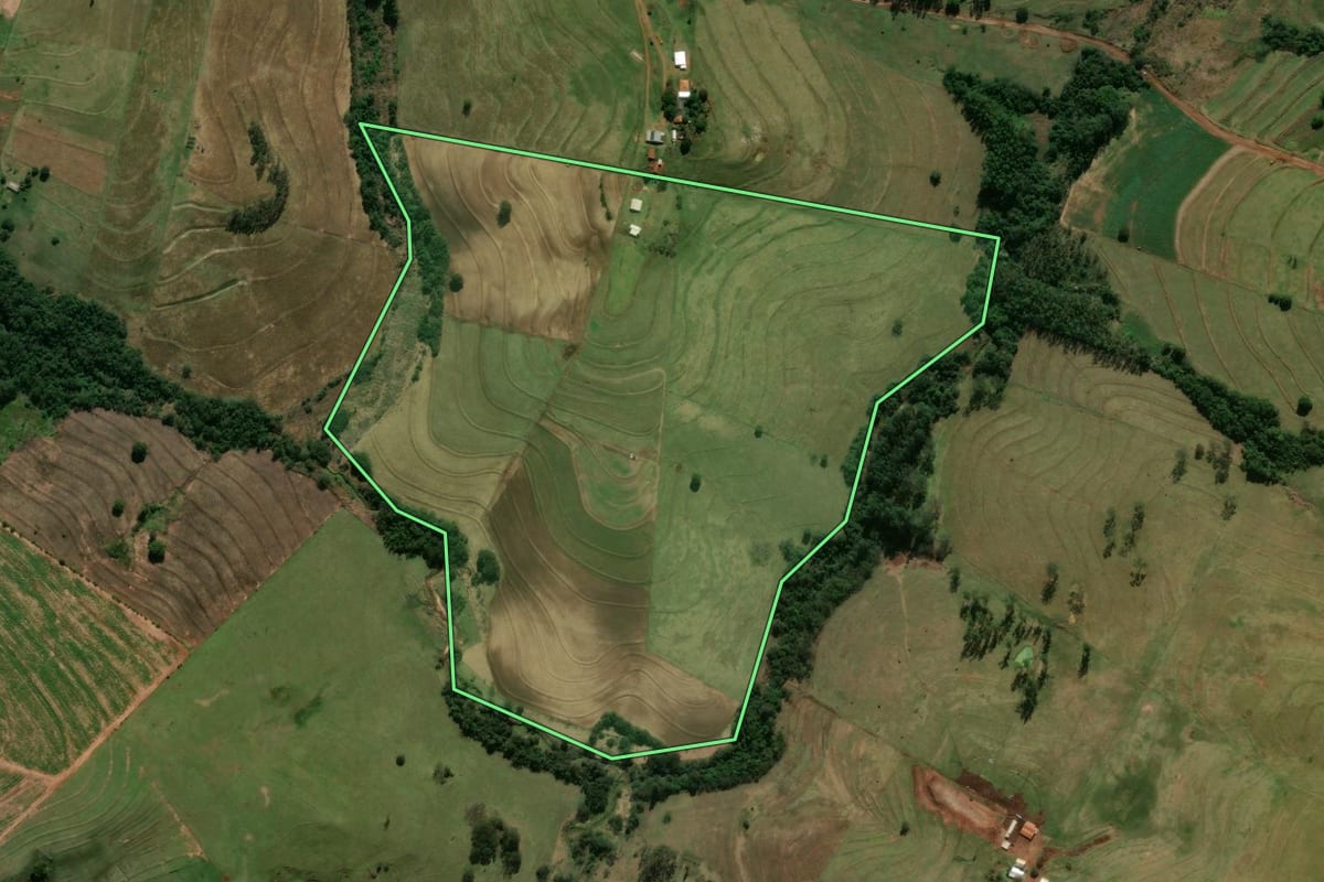 Imagem de satélite do imóvel rural em Tamboara (PR), com o contorno declarado no CAR desenhado por cima.