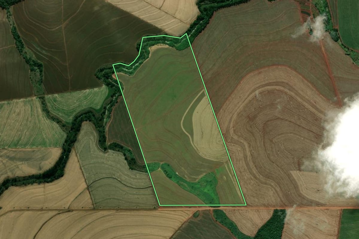 Imagem de satélite do imóvel rural em Tamboara (PR), com o contorno declarado no CAR desenhado por cima.