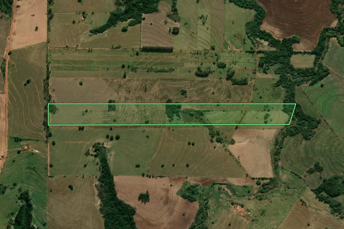 Imagem de satélite do imóvel rural em Tamboara (PR), com o contorno declarado no CAR desenhado por cima.