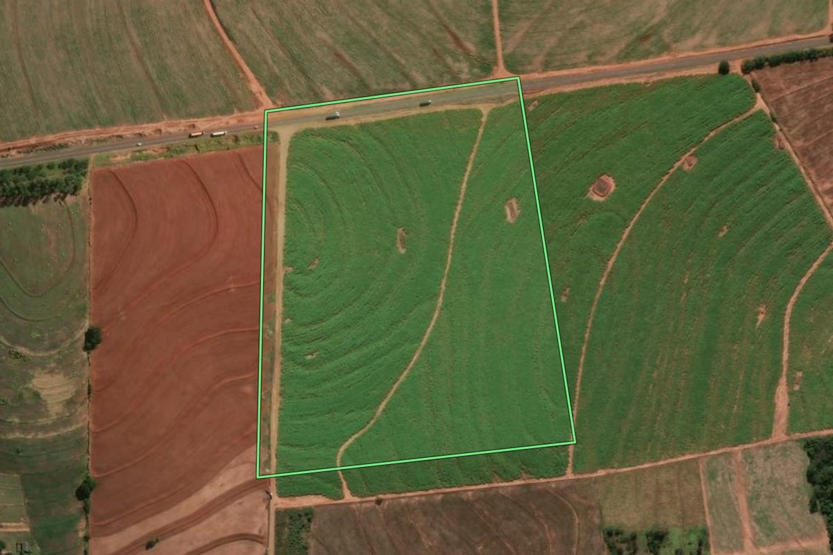 Imagem de satélite do imóvel rural em Tamboara (PR), com o contorno declarado no CAR desenhado por cima.