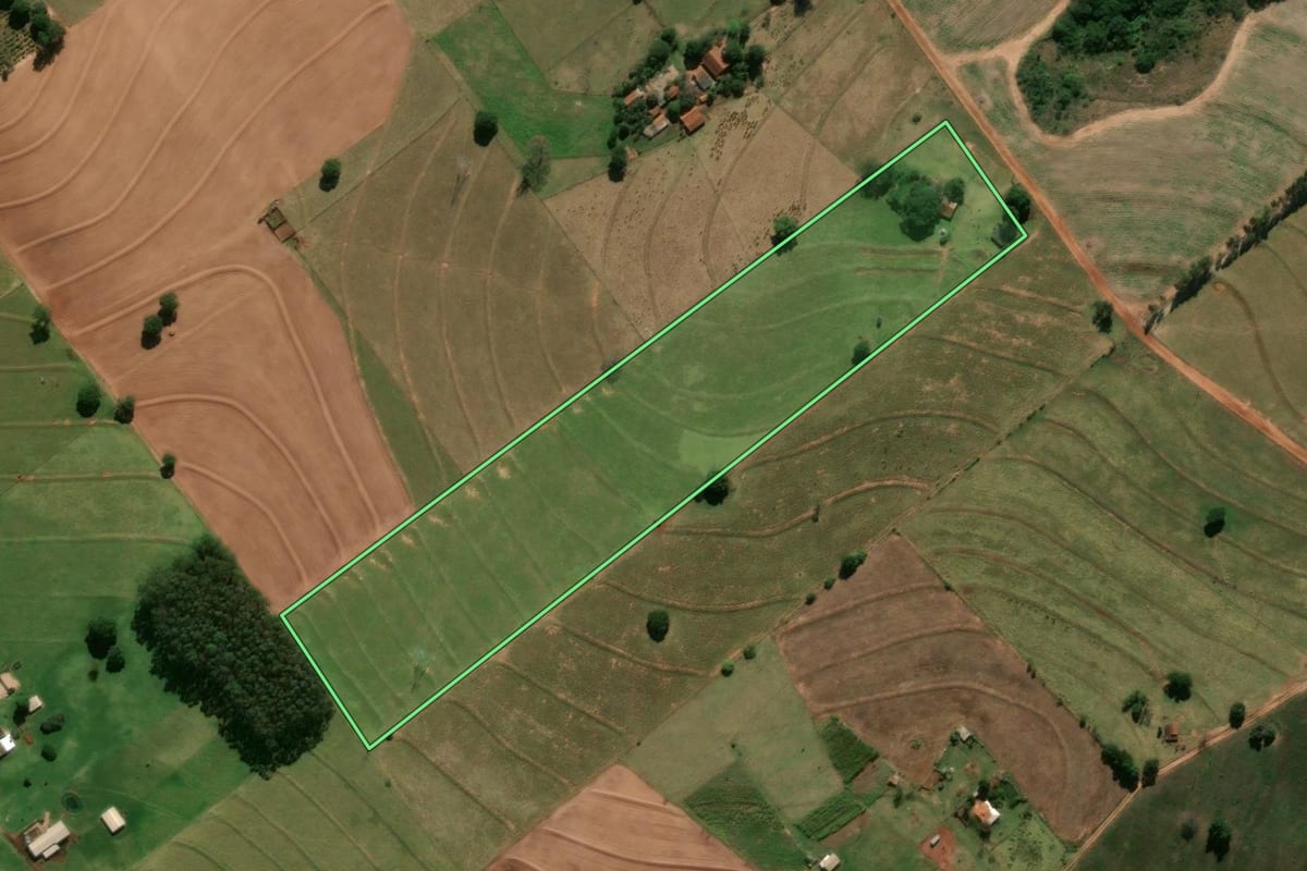 Imagem de satélite do imóvel rural em Tamboara (PR), com o contorno declarado no CAR desenhado por cima.