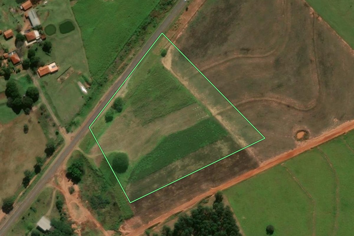 Imagem de satélite do imóvel rural em Tamboara (PR), com o contorno declarado no CAR desenhado por cima.