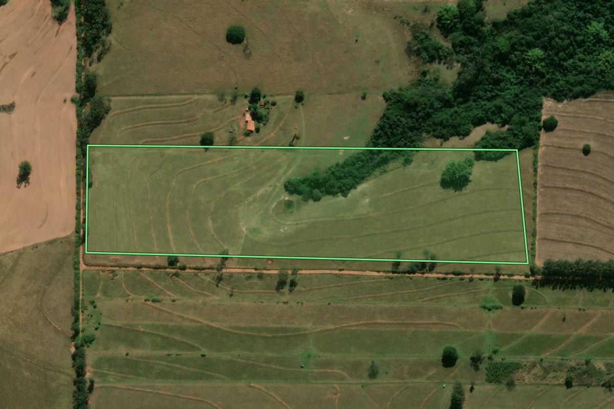 Imagem de satélite do imóvel rural em Tamboara (PR), com o contorno declarado no CAR desenhado por cima.
