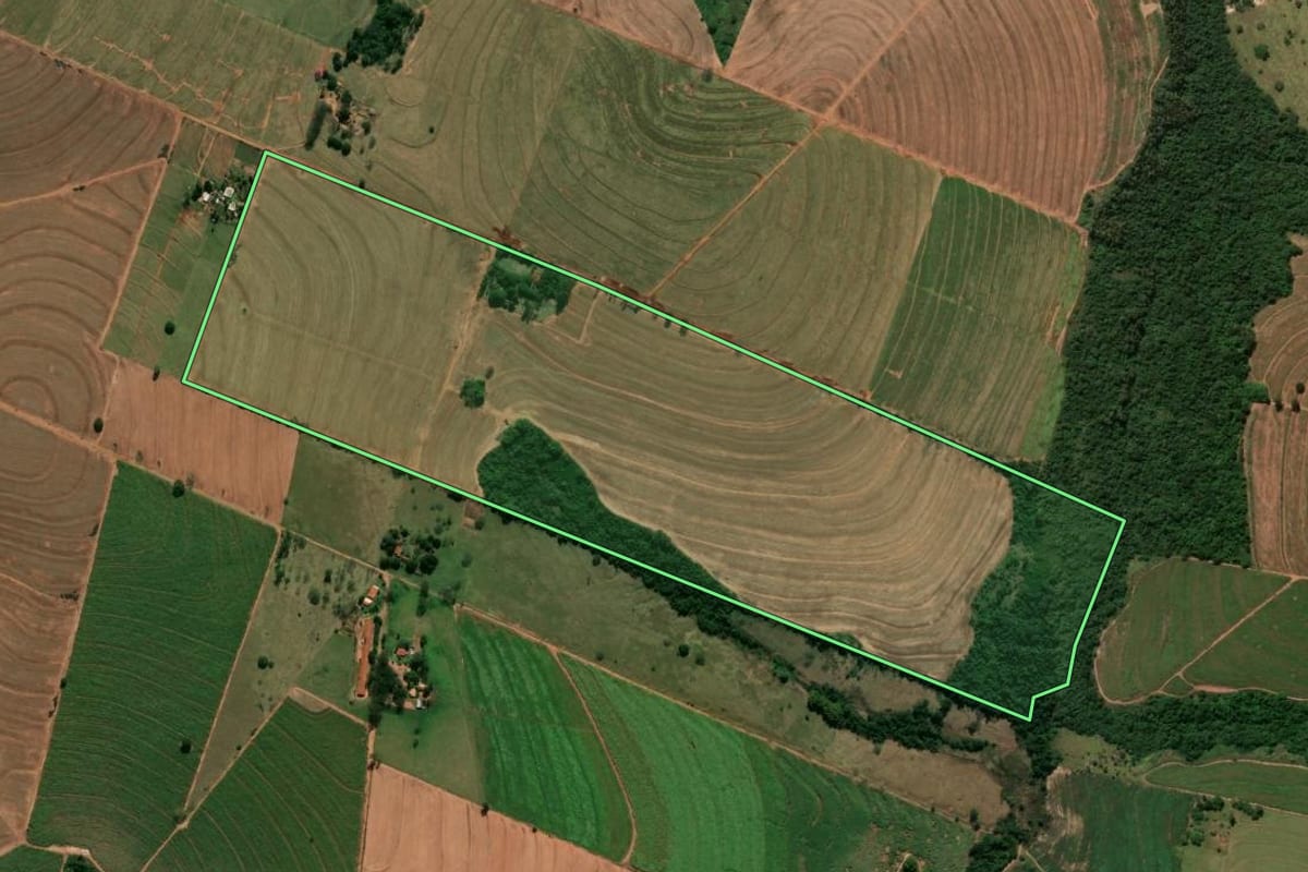 Imagem de satélite do imóvel rural em Tamboara (PR), com o contorno declarado no CAR desenhado por cima.