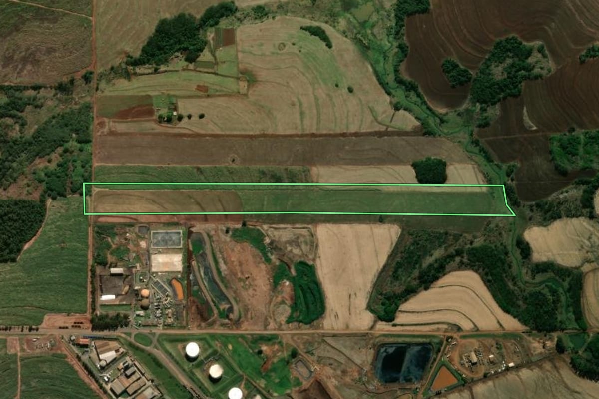 Imagem de satélite do imóvel rural em Tamboara (PR), com o contorno declarado no CAR desenhado por cima.
