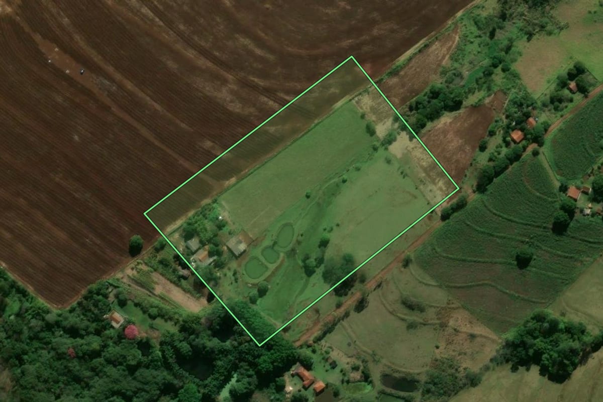 Imagem de satélite do imóvel rural em Tamboara (PR), com o contorno declarado no CAR desenhado por cima.