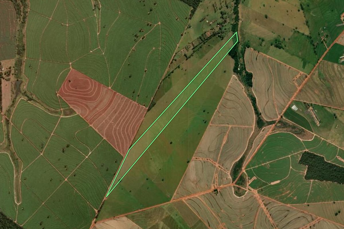Imagem de satélite do imóvel rural em Tapejara (PR), com o contorno declarado no CAR desenhado por cima.