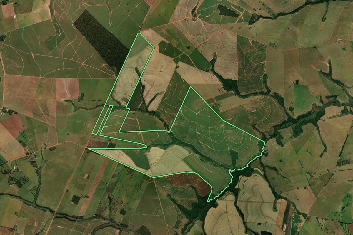 Imagem de satélite do imóvel rural em Tapejara (PR), com o contorno declarado no CAR desenhado por cima.