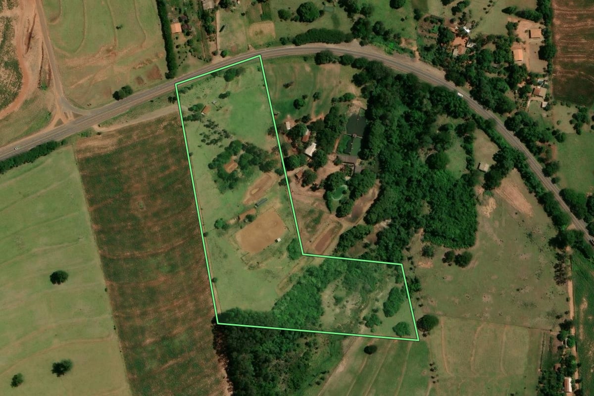 Imagem de satélite do imóvel rural em Tapejara (PR), com o contorno declarado no CAR desenhado por cima.