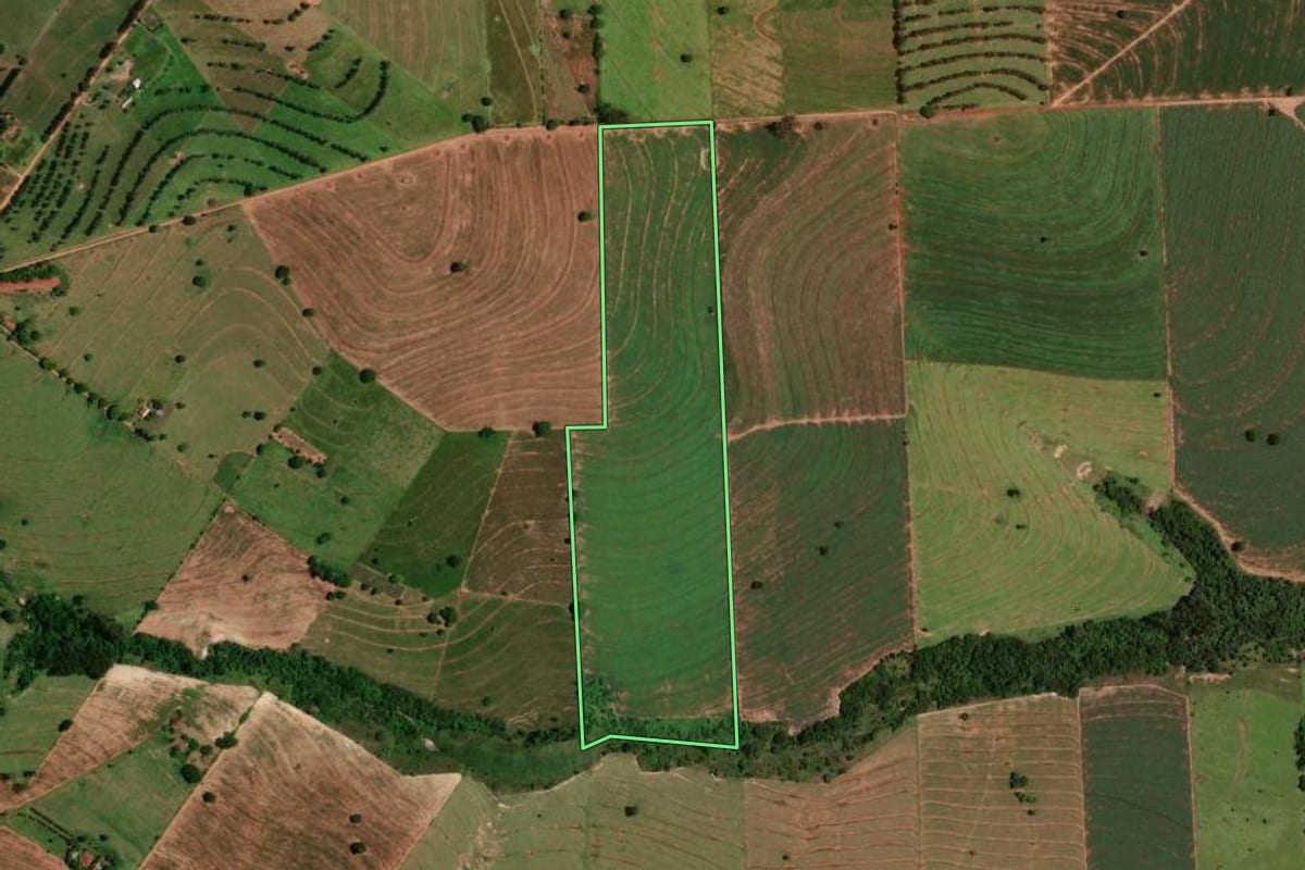 Imagem de satélite do imóvel rural em Tapira (PR), com o contorno declarado no CAR desenhado por cima.