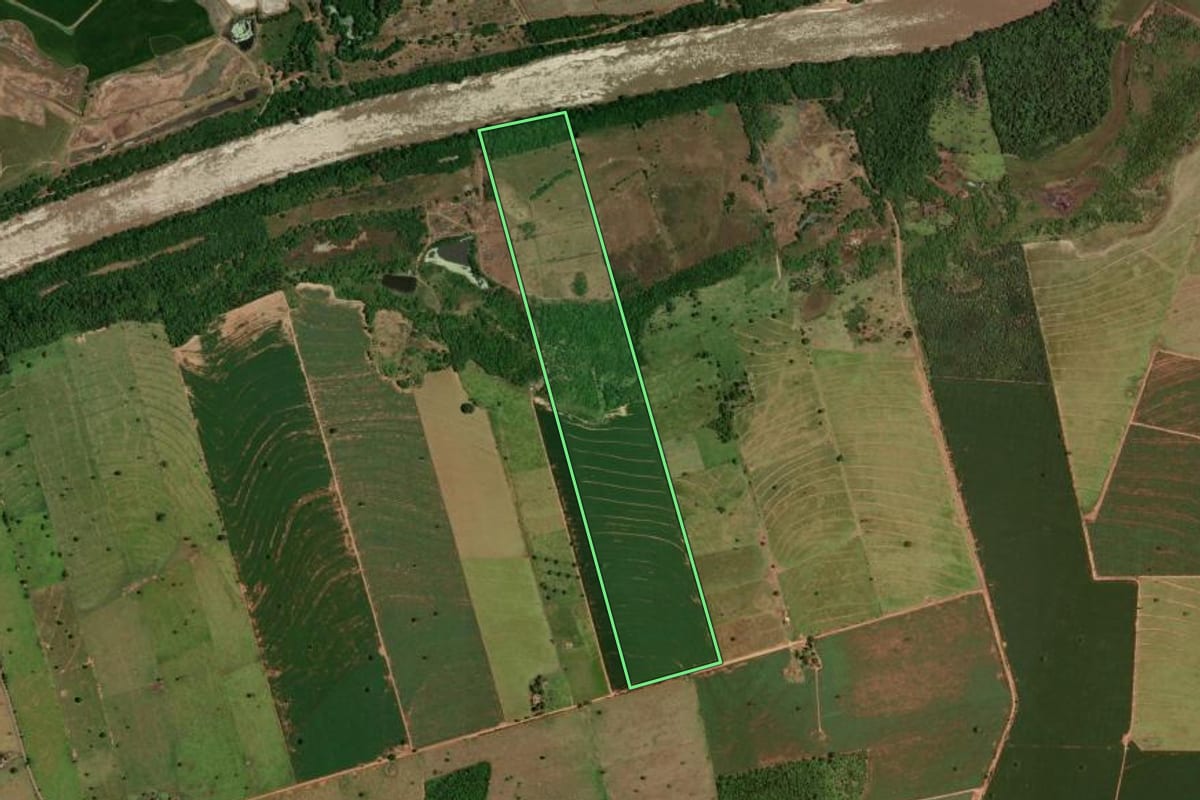 Imagem de satélite do imóvel rural em Tapira (PR), com o contorno declarado no CAR desenhado por cima.