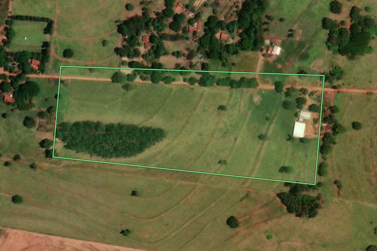 Imagem de satélite do imóvel rural em Tapira (PR), com o contorno declarado no CAR desenhado por cima.