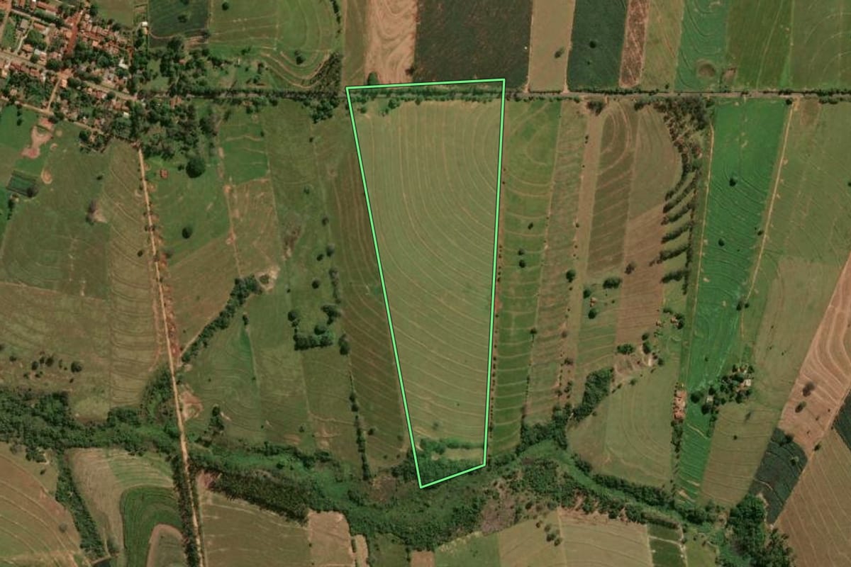 Imagem de satélite do imóvel rural em Tapira (PR), com o contorno declarado no CAR desenhado por cima.
