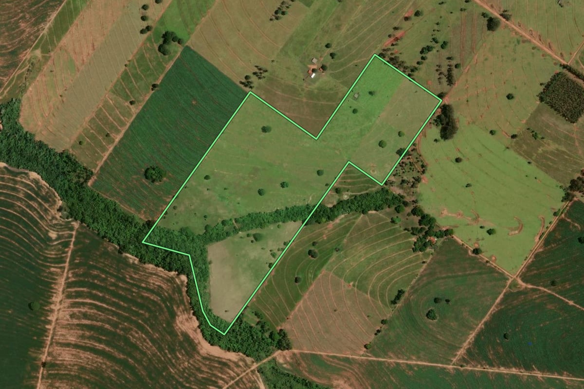 Imagem de satélite do imóvel rural em Tapira (PR), com o contorno declarado no CAR desenhado por cima.