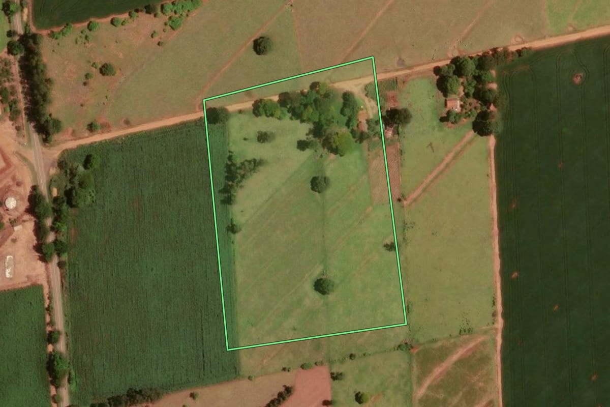 Imagem de satélite do imóvel rural em Tapira (PR), com o contorno declarado no CAR desenhado por cima.