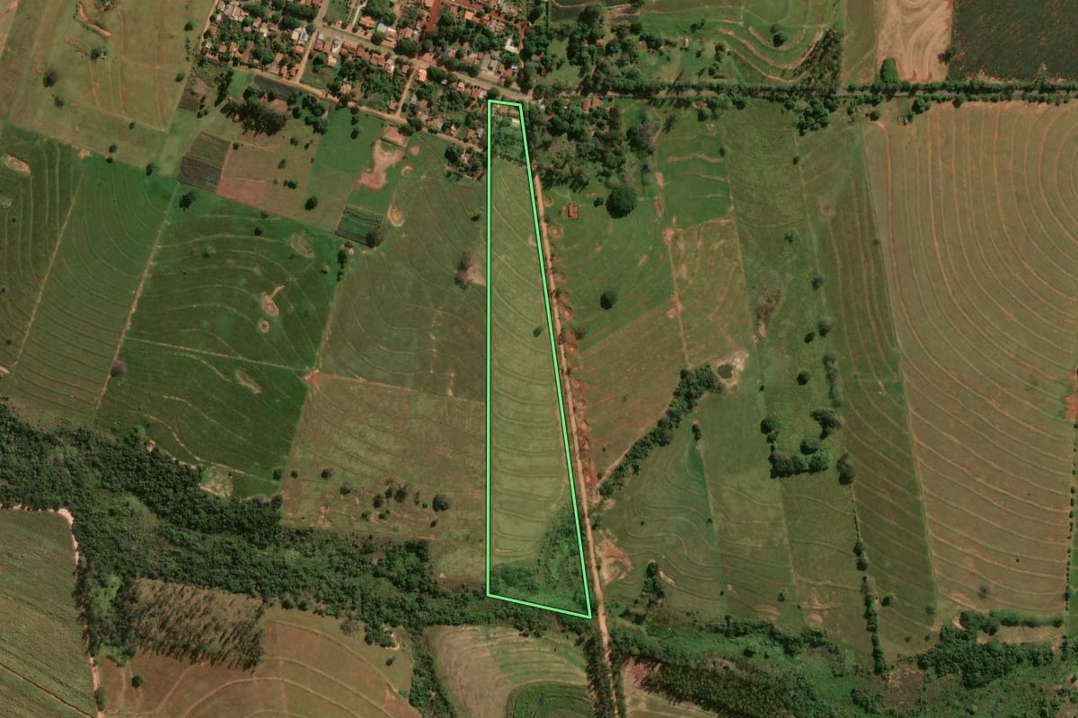 Imagem de satélite do imóvel rural em Tapira (PR), com o contorno declarado no CAR desenhado por cima.