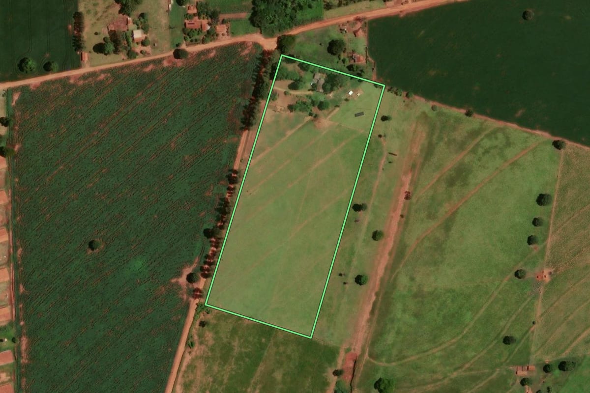 Imagem de satélite do imóvel rural em Tapira (PR), com o contorno declarado no CAR desenhado por cima.