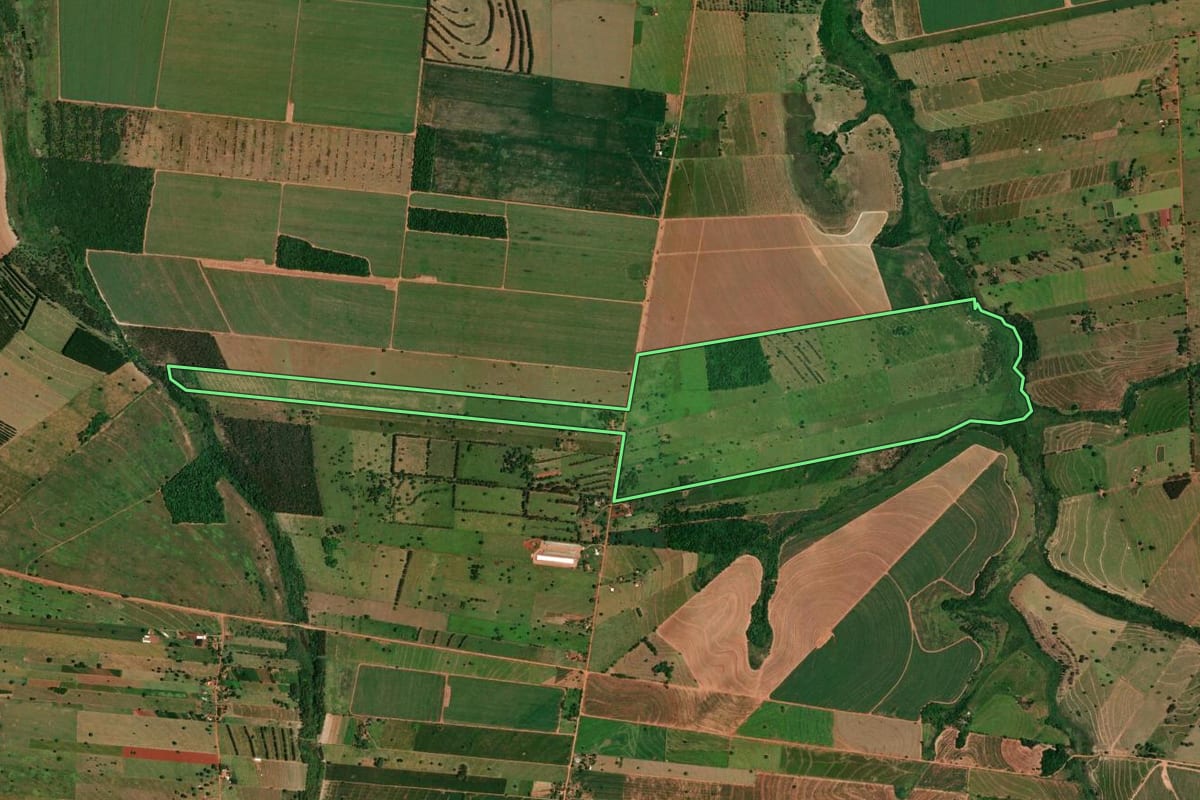 Imagem de satélite do imóvel rural em Tapira (PR), com o contorno declarado no CAR desenhado por cima.