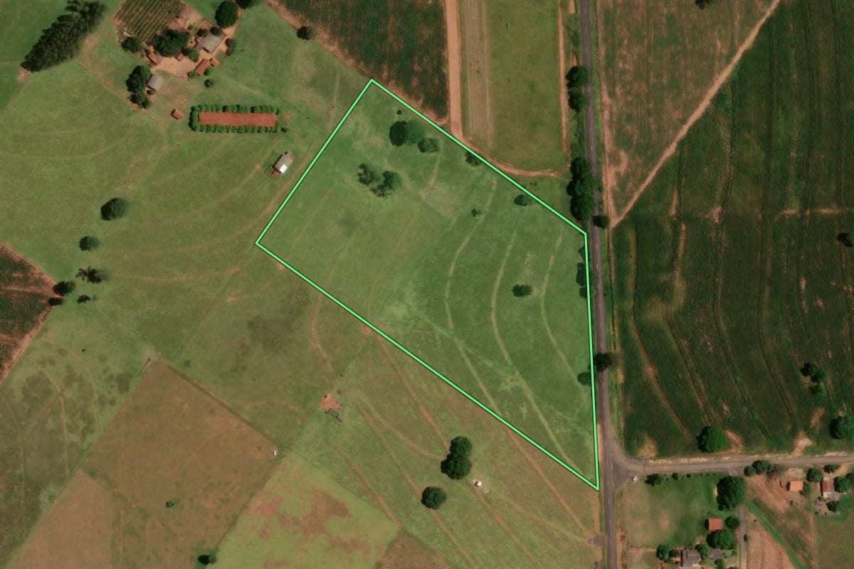 Imagem de satélite do imóvel rural em Tapira (PR), com o contorno declarado no CAR desenhado por cima.