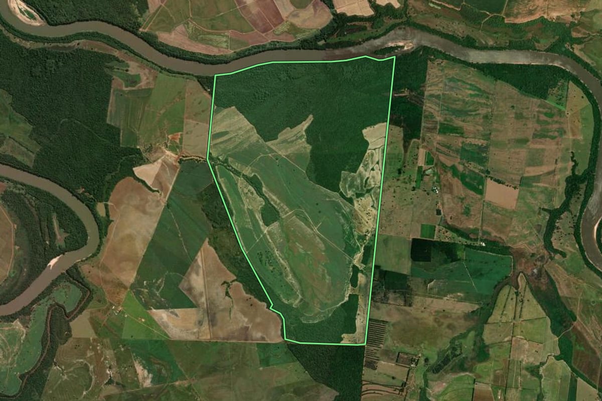 Imagem de satélite do imóvel rural em Tapira (PR), com o contorno declarado no CAR desenhado por cima.