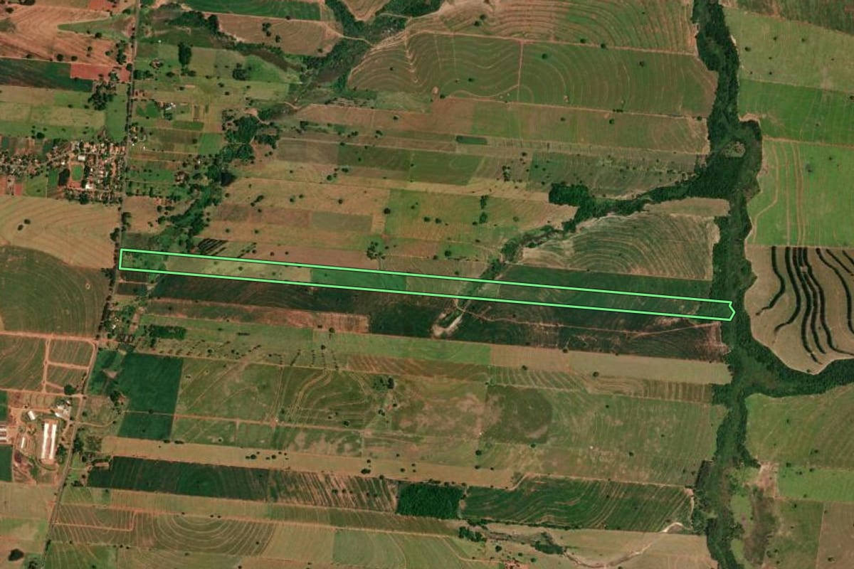 Imagem de satélite do imóvel rural em Tapira (PR), com o contorno declarado no CAR desenhado por cima.