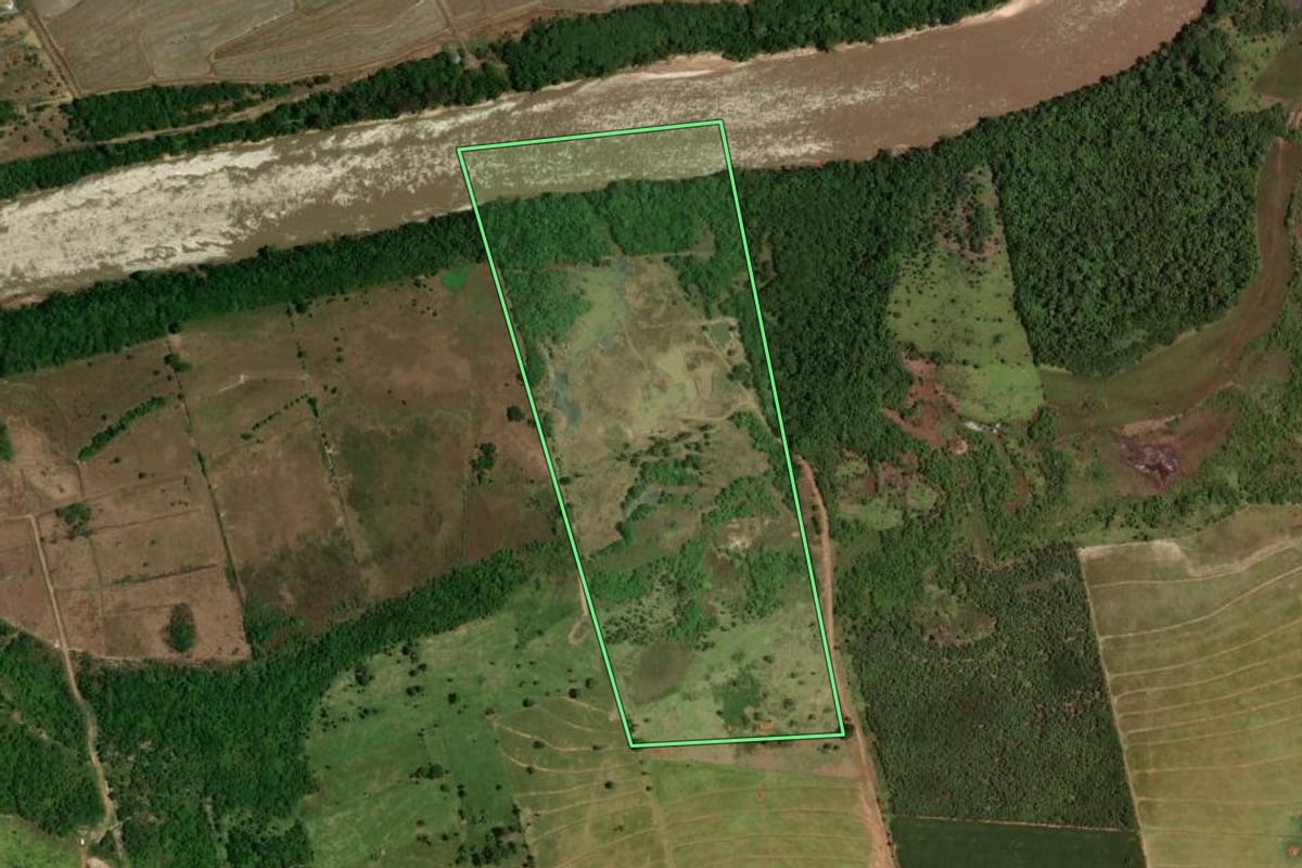 Imagem de satélite do imóvel rural em Tapira (PR), com o contorno declarado no CAR desenhado por cima.