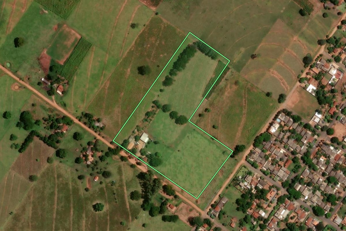 Imagem de satélite do imóvel rural em Tapira (PR), com o contorno declarado no CAR desenhado por cima.