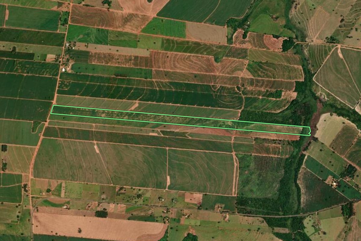 Imagem de satélite do imóvel rural em Tapira (PR), com o contorno declarado no CAR desenhado por cima.