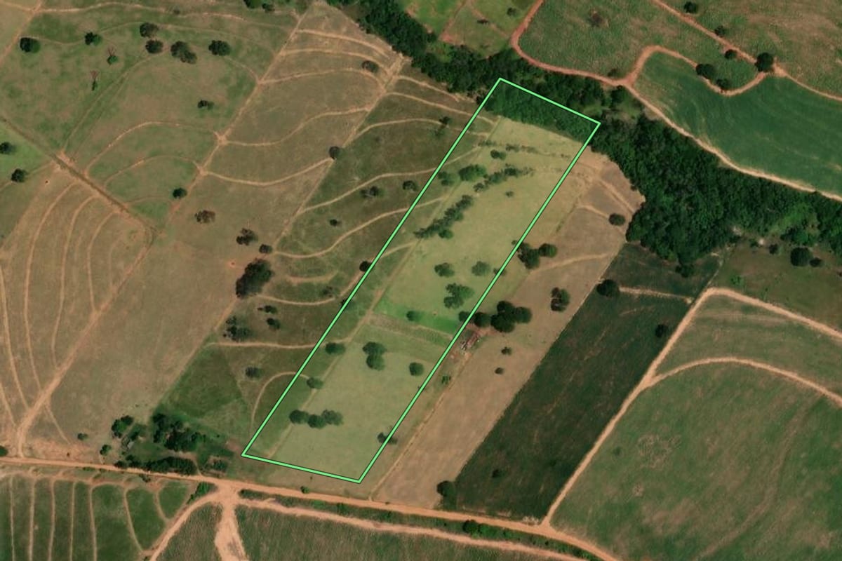 Imagem de satélite do imóvel rural em Tapira (PR), com o contorno declarado no CAR desenhado por cima.